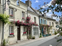 Fontevraud-lAbbaye rue fleurie _ ©Les Plus Beaux Villages de France kopie