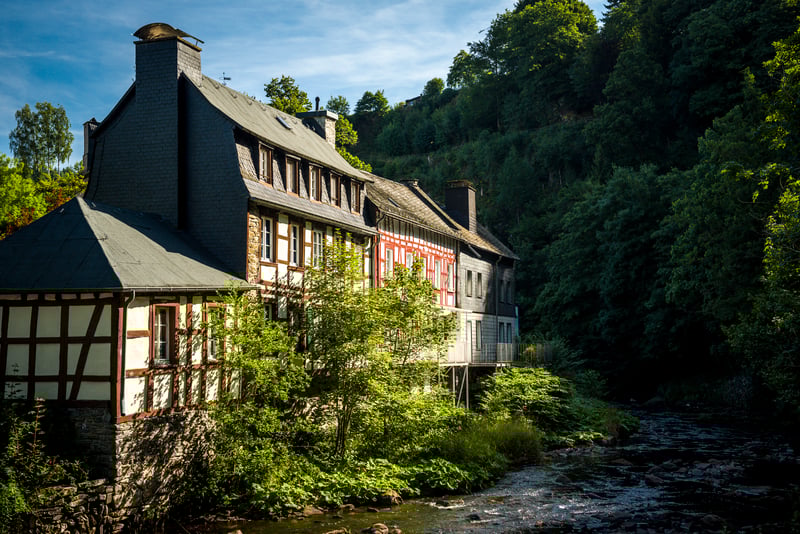 Monschau_Alte_Häuser_am_Vennbahn_Radweg_in_der_Eifel kopie