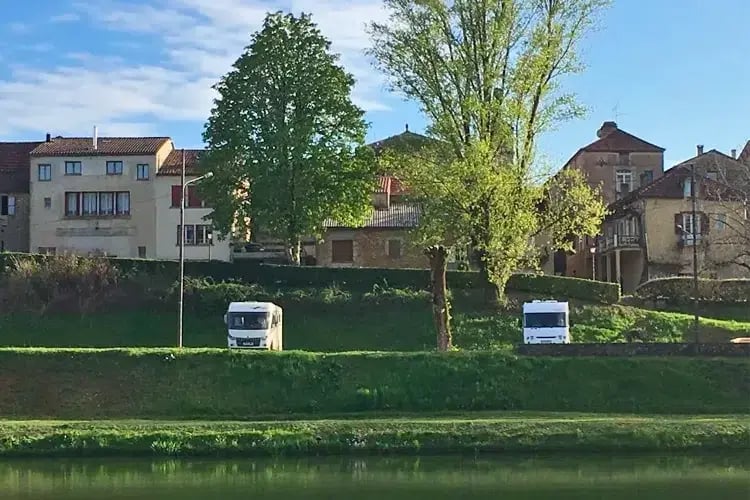 RAS - Villefranche-du-Perigord-aire-camping-carAirePark.jpg